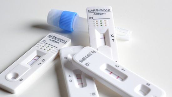 Test Rapide COVID-19 : Quel est le meilleur, un test salivaire ou un prélèvement nasal ?