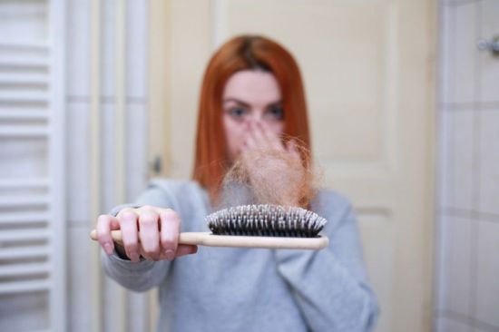 Période de chute de cheveux saisonnière : pas besoin de s'inquiéter…