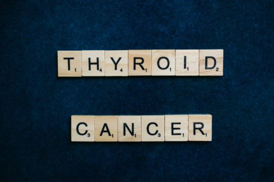 Le Cancer de la thyroïde : ses types , causes , Symptômes et facteurs de risque