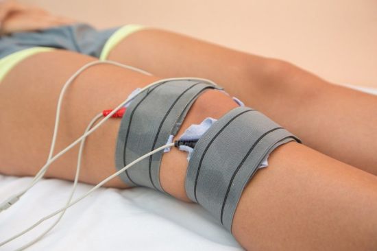 Comment la stimulation musculaire électrique est-elle utilisée en physiothérapie?